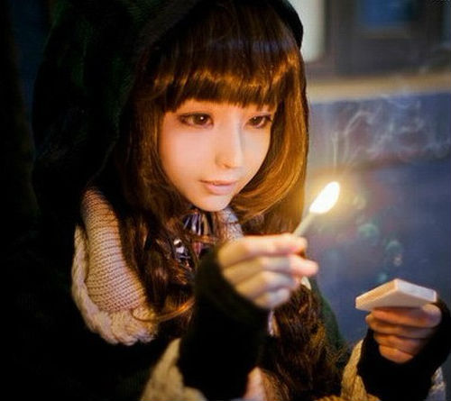 【超萌】现实版卖火柴的小女孩