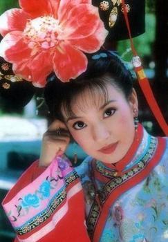《还珠格格》中赵薇扮演的小燕子,赵薇这一般的清宫造型做的更传统